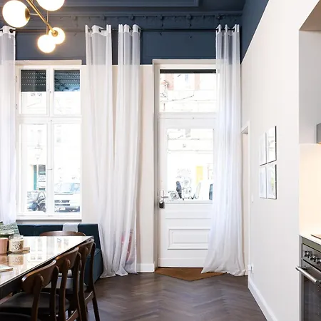 3 Bdr In Prenzlauer Berg With Cinema Apartman